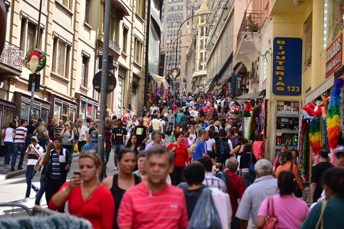 Movimento na 25 de Março